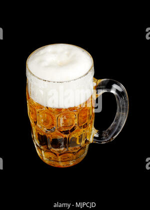 Bierkrug mit schäumendem Bier isoliert auf Schwarz. Stockfoto