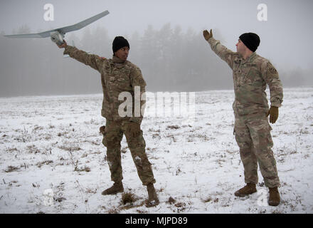 Pfc. Alexander Jones eine Boyce, La native (links) lernt von Sgt. Ryan Danielian (rechts) ein Chicago Eingeborener, Infanteristen, um das Bügeleisen Truppe, 3 Staffel, 2. Kavallerie Regiments, auf, wie man richtig Guide ein Rabe (Unmanned Aerial Vehicle, UAV) in Flug an einem Training in der Nähe Orzysz, Polen, Dez. 18, 2017 zugeordnet. Diese Soldaten sind ein Teil der einzigartigen, multinationalen Battle Group, bestehend aus USA, Großbritannien, Kroatischen und Rumänische Soldaten dienen, die mit der polnischen 15 mechanisierte Brigade als Abschreckung Kraft im Nordosten Polens in der Unterstützung der NATO-Präsenz verstärkt nach vorne. (U.S. Armee Foto von SPC. Und Stockfoto