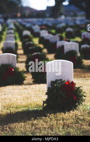 171216-N-RT 036-001 Hampton, Virginia (31. 16, 2017) Ferienwohnung Kränze an legen Grundsteine für Hampton National Cemetery. Matrosen an Bord der Nimitz-Klasse Flugzeugträger USS George Washington (CVN 73), Veteranen, und freiwilligen Helfern mehr als 7000 während der Kränze Kränze über Amerika. George Washington befindet sich in einem Tank- und komplexen Überholung (RCOH) bei Newport News Werft. RCOH ist ein fast 4-jährigen Projekt nur einmal während einer Fluggesellschaft, die 50-jährige Nutzungsdauer, einschließlich Betankung von zwei nukleare Reaktoren des Schiffes sowie erhebliche Reparaturen, Upgrades und modernisieru Stockfoto