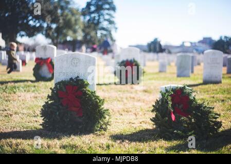 171216-N-RT 036-097 Hampton, Virginia (31. 16, 2017) Ferienwohnung Kränze an legen Grundsteine für Hampton National Cemetery. Matrosen an Bord der Nimitz-Klasse Flugzeugträger USS George Washington (CVN 73), Veteranen, und freiwilligen Helfern mehr als 7000 während der Kränze Kränze über Amerika. George Washington befindet sich in einem Tank- und komplexen Überholung (RCOH) bei Newport News Werft. RCOH ist ein fast 4-jährigen Projekt nur einmal während einer Fluggesellschaft, die 50-jährige Nutzungsdauer, einschließlich Betankung von zwei nukleare Reaktoren des Schiffes sowie erhebliche Reparaturen, Upgrades und modernisieru Stockfoto