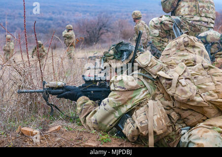 Soldaten vom 1.Bataillon, 18 Infanterie Regiment, 2. gepanzerte Brigade Combat Team, 1.Infanterie Division in Fort Riley, Kansas, Ziele während der platoon live-fire Qualifikationen Dez.18, 2017, in Novo Selo, in Mokren, Bulgarien. (U.S. Armee Foto von Pfc. Shelton Smith/22 Mobile Public Affairs Abteilung) Stockfoto
