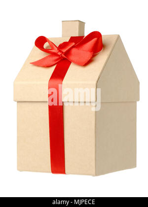 Ein braunes Gift box mit rotem Band isoliert auf Weiss. Stockfoto