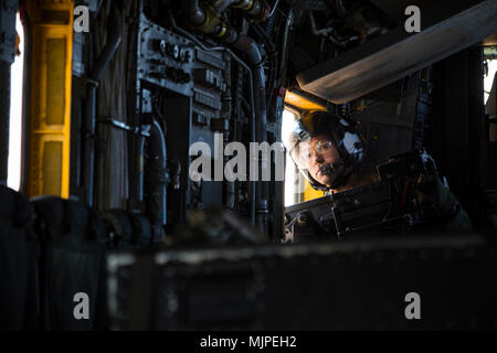 Us Marine Corps Lance Cpl. Kyle Missel, eine Crew Chief zu Marine schweren Helikopter Squadron (HMH) 465, sieht in der CH-53E Super Stallion zugewiesen, wie es über die Schokolade Berg Antenne Gunnery Range, Dez. 9, 2017 fliegt. HMH-465 angekommen zu MCAS Yuma, November 29, 2017 Ausbildung zur Unterstützung der Übung Winter Wut zu führen. Übung Winter Fury ermöglicht die Marines die Fähigkeiten wie die Bekämpfung der Element der Marine Air Ground Task Force während einer Bekämpfung Bereitstellung benötigt. (U.S. Marine Corps Foto von Cpl. Isaac D. Martinez) Stockfoto