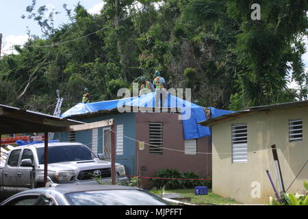 Operation Blue Roof ist ein Notfalldeckungsprogramm, das vom U.S. Army Corps of Engineers nach Hurrikanen verwaltet wird. Das Archivbild dokumentiert die Installation von verstärkten Kunststofffolien in einem Wohnhaus in Maguayo, Puerto Rico, am 13. Dezember 2017 nach Prüfung der Förderfähigkeit und technischer Bewertung. Stockfoto