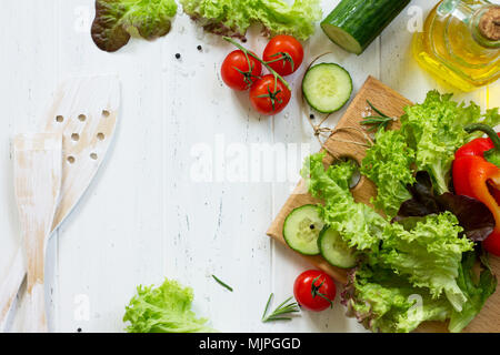 Zutaten kochen für Sommer Salat auf einem weißen Tisch. Das Konzept der Ernährung Gesundheit. Stockfoto