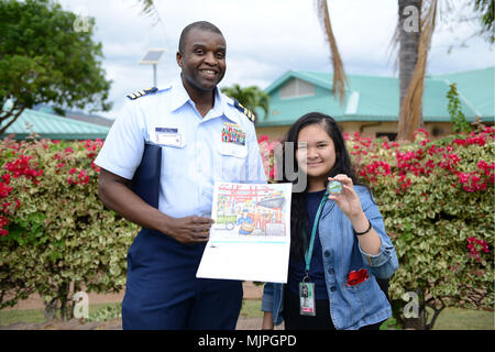 Cmdr. Ulysses Mullins, Stellvertretender Sektor Kommandant, Sektor Honolulu, präsentiert die Art Contest Gewinner, Camille Quindica Middle School, am Kapolei, Oahu, Dez. 19, 2017. Die "Anschließen der Schiffe, Häfen und Menschen" Wettbewerb, der von der US-Küstenwache, Nordamerikanischen Marine Environment Protection Association und der Interamerikanischen Ausschuss für Ports, der Organisation der Amerikanischen Staaten mit über 500 Einreichungen aus Nordamerika, Mittelamerika, Südamerika und der Karibik gefördert wurde. (U.S. Coast Guard Foto von Petty Officer 3. Klasse Amanda Poudret/Freigegeben) Stockfoto