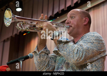 NAGO, Okinawa, Japan - Lt.Cmdr. Jeffery B. Parks spielt "Stille Nacht" auf der Trompete Dez. 15 in der Okinawa Airakuen Sanatorium in Nago, Okinawa, Japan. Service Mitglieder brachte Chocolate Chip Cookies und Banane Brot für die Bewohner des Sanatoriums zu übergeben werden, während sie sang Weihnachtslieder. Seit 1938, der nago Airakuen Sanatorium hat ein Erholungsheim für Leprakranke oder ex-Leprakranke. Parks ist der Seelsorger für Bekämpfung der Logistik Regiment 3, 3 Marine Logistics Group, III Marine Expeditionary Force. (U.S. Marine Corps Foto von Lance Cpl. Danielle R. Prentice) Stockfoto