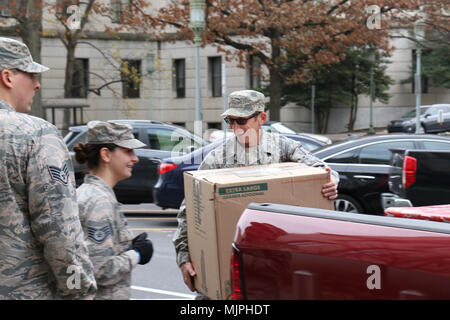 Die 193rd Regional Support Group ist Teil der Pennsylvania Army National Guard und bietet Einsatzkommandos. Auf dem Archivbild sind Wachmitglieder mit Spendengeschenken während des 28. Jährlichen Holiday Wish Program im Keystone Building in Harrisburg, Pennsylvania, am 6. Dezember 2017 dokumentiert, bevor sie über die County Assistance Offices verteilt werden. Stockfoto