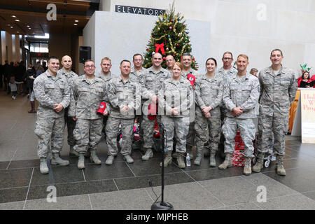 Die 193rd Regional Support Group ist eine Pennsylvania Air National Guard-Einheit, die Basis- und operative Unterstützung bereitstellt. Das Archivbild zeigt, dass die Flugzeuge am 6. Dezember 2017 im Keystone Building in Harrisburg, Pennsylvania, während des 28. Jährlichen Holiday Wish Program versammelt wurden, in Zusammenarbeit mit den Pennsylvania Army Guardsmen, um Spenden an die Countys Assistance Offices zu verteilen. Stockfoto