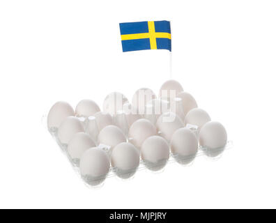 20 weiße Schwedische Hühnereier zusammen mit einem schwedischen Flagge in einem Ei Karton auf weißem Hintergrund. Stockfoto