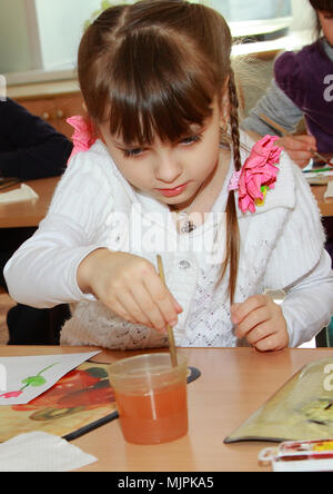 Mädchen malt auf Papier. Zeichnung Lektion im Kindergarten. Stockfoto