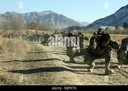 Afghanische Soldaten führen eine 300-meter Ente Spaziergang in der 22 Commando Qualifikation Kurs an der ANA Special Operations Command School of Excellence, Camp Commando, Kabul, Afghanistan, Dez. 21, 2017. Klasse 22 ist Teil eines bewusst geplanten Force Generation Modell, das eine zusätzliche 4.000 Commandos Anfang nächsten Frühling Ertrag. (U.S. Armee Foto von SPC. Jakob Krone) Stockfoto