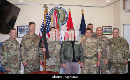 (Von links) US-Armee Generalmajor Bradley A. Becker, Leiter des Amtes für Sicherheit Cooperation-Iraq, US-Armee Generalmajor James B. Jarrard, Kommandierender General der Special Operations Joint Task Force - inhärenten Lösen, US-Armee Generalleutnant Paul E. Funk II, Kommandierender General der Combined Joint Task Force - inhärenten Lösen, Schauspieler Gary Sinise, britische Armee Generalmajor Felix Gedney, stellvertretender kommandierender General für Strategie und Unterstützung mit CJTF-OIR, U.S. Army Brig. Gen. Kenneth L. Kamper, Stabschef für CJTF-OIR, Generalmajor Pat White, Kommandierender General des kombinierten Kräfte Stockfoto