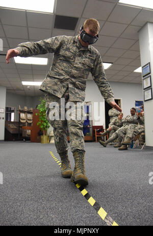 Airman 1st Class Larry Davis, 81st Communications Squadron Client Systeme Techniker, ist bei einem Feld-nüchternheittest unterzogen, während tragende betrunkenen Schutzbrillen während einer spiritusbewußtsein Briefing an der 81st CS 19.12.2017, am Keesler Air Force Base, Texas. Dezember ist das gehinderte Fahren ßtsein Monat. Mehr als 200 Menschen wurden in Mississippi, im letzten Jahr der Alkoholfahrten Zwischenfällen getötet. (U.S. Air Force Foto von Kemberly Groue) Stockfoto