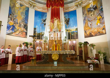 Priester feiern Gottesdienst in der katholischen Kirche in Palermo, Sizilien, Italien Stockfoto