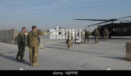 Die 449Th Combat Aviation Brigade Kommandeur Oberstleutnant Josef Bischof und der 29 CAB Kommandant Oberst Mark Beckler erwarten die Combined Joint Forces Land Component Commander Generalmajor Robert weiß wie er besucht Camp Taji militärische Komplex der Übertragung der Autorität des inhärenten Lösen, Dez. 18, 2017 zu bestätigen. Der TOA-Signale die Übertragung von Verantwortung für Theater Luftverkehr auf den eingehenden 449Th CAB. CJTF-OIR ist die globale Koalition zu besiegen ISIS im Irak und in Syrien. (U.S. Armee Foto: Staff Sgt. Isolda Reyes) Stockfoto