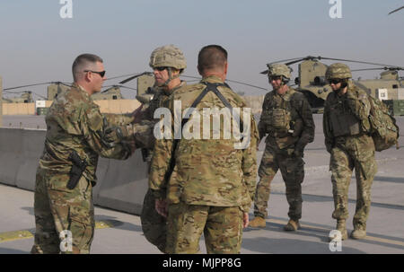 Die 449Th Combat Aviation Brigade Kommandeur Oberstleutnant Josef Bischof begrüßt die Combined Joint Forces Land Component Commander Generalmajor Robert weiß wie er besucht Camp Taji militärische Komplex der Übertragung der Autorität des inhärenten Lösen, Dez. 18, 2017 zu bestätigen. Der TOA-Signale die Übertragung von Verantwortung für Theater Luftverkehr auf den eingehenden 449Th CAB. CJTF-OIR ist die globale Koalition zu besiegen ISIS im Irak und in Syrien. (U.S. Armee Foto: Staff Sgt. Isolda Reyes) Stockfoto