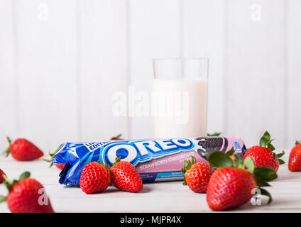 LONDON, Großbritannien - 03.Mai 2018: Oreo strawberry original Cookies mit frischen Beeren und ein Glas Milch auf Holz- Hintergrund. Stockfoto
