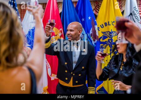 FORT BELVOIR, VA.-- (Dezember 2, 2017) --US Surgeon General Vice Adm. Jerome M. Adams dient als Gastredner für die National Capital Region Urlaub Kugel durch das Belvoir Krankenhaus Dezember 2, 2017 gehostet wird. Statt im Club der Fort Belvoir Officer's, das Event zog Teilnehmer aus der gesamten Region als eine Show der Teamarbeit, Kameradschaft und Partnerschaft. Die Verteidigung Gesundheit Agentur National Capital Region (NCR) Ärztliche Direktion wurde gegründet, Autorität auszuüben, Richtung, und die Steuerung über den Walter Reed National Military Medical Center, Fort Belvoir Community Hospital, und Ihre Stockfoto