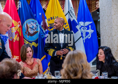 FORT BELVOIR, VA.-- (Dezember 2, 2017) --US Surgeon General Vice Adm. Jerome M. Adams dient als Gastredner für die National Capital Region Urlaub Kugel durch das Belvoir Krankenhaus Dezember 2, 2017 gehostet wird. Statt im Club der Fort Belvoir Officer's, das Event zog Teilnehmer aus der gesamten Region als eine Show der Teamarbeit, Kameradschaft und Partnerschaft. Die Verteidigung Gesundheit Agentur National Capital Region (NCR) Ärztliche Direktion wurde gegründet, Autorität auszuüben, Richtung, und die Steuerung über den Walter Reed National Military Medical Center, Fort Belvoir Community Hospital, und Ihre Stockfoto