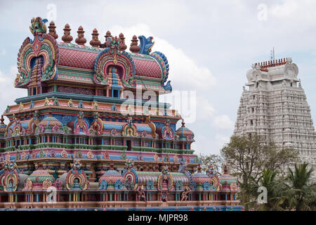 Die kontrastierenden weißen Gopuram, oder Gateways, wie die vellai gopuram symbolisiert Reinheit bekannt, mit einem anderen typischen der Sri Ranganatha Swamy Komplex Stockfoto