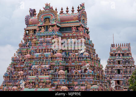 Zwei der kunstvoll geschnitzten und bemalten Eingang Gateways oder Gopurams, am Ranganathaswamy Tempel in Srirangam bei Trichy in Tamil Nadu Stockfoto