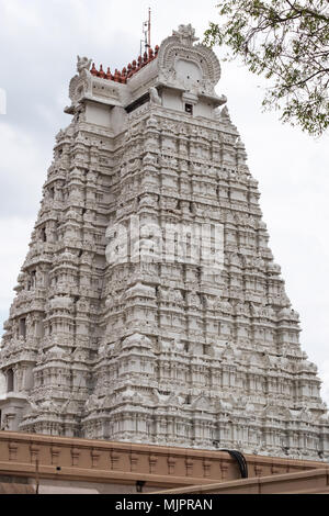 Die weißen Gopuram, oder Gateways, wie die vellai Gopuram und symbolisiert Reinheit bekannt, in der Sri Ranganatha Swamy komplexe bei Trichy in Tamil Nadu, Indien Stockfoto