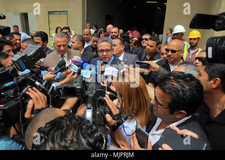 Kairo, Ägypten. 5 Mai, 2018. Ägyptischen Minister von Antiquitäten Khaled Anany (C) spricht auf einer Pressekonferenz in Kairo, Ägypten, am 5. Mai 2018. Die letzten militärischen Wagen des Königs Tutanchamun auf das Juwel am Samstag übertragen wurde, ägyptischer Minister für Antiquitäten Khaled Anany sagte. Insgesamt sechs historischen Wagen aus Museen in ganz Ägypten, einschließlich Luxor Museum und dem Ägyptischen Museum am Tahrir Square, auf dem GEM angezeigt werden gesammelt wurden, Anany sagte auf einer Pressekonferenz. Credit: Ahmed Gomaa/Xinhua/Alamy leben Nachrichten Stockfoto