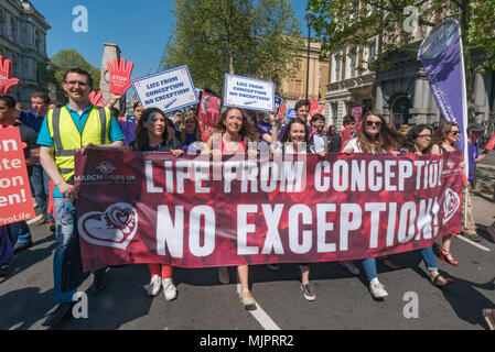 London, Großbritannien. 5. Mai 2018. Der Marsch für das Leben in Großbritannien, eine überwiegend katholische Ereignis für ein Ende Abtreibungen Märsche nach Whitehall zu einer Kundgebung in Parliament Square. Im Gegensatz zu Abtreibung sie zielen darauf ab, das Bewusstsein für die verletzte und Schäden verursacht, dass Abtreibung sensibilisieren und alle die Pro-life-Gruppen in Großbritannien zu helfen, zu einem Ende zu bringen, was er fordert die größte Verletzung der Menschenrechte in der Geschichte zu vereinen. Credit: Peter Marschall/Alamy leben Nachrichten Stockfoto