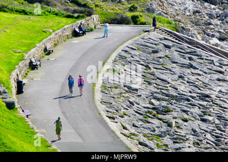 Chesil Beach, Dorset, UK, 5. Mai 2018. Chesil Beach. 5. Mai 2018. Menschen spazieren Sie in der Sonne am Ende der Chesil Beach, Isle of Portland Credit: stuart Hartmut Ost/Alamy leben Nachrichten Stockfoto