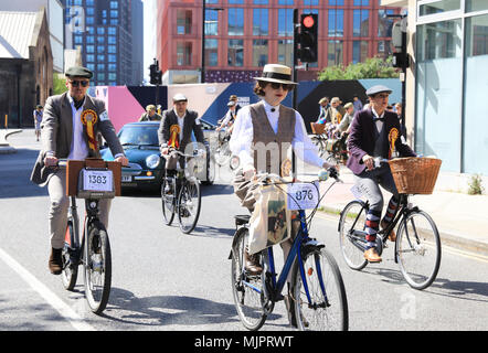 London, UK, 5. Mai 2018. Die exzentrische Tweed Zyklus durchlaufen in London an einem warmen und sonnigen 5. Mai. Die Teilnehmer trugen ihren feinsten Tweeds und Haferlschuhe mit Stil. Credit: Monica Wells/Alamy leben Nachrichten Stockfoto