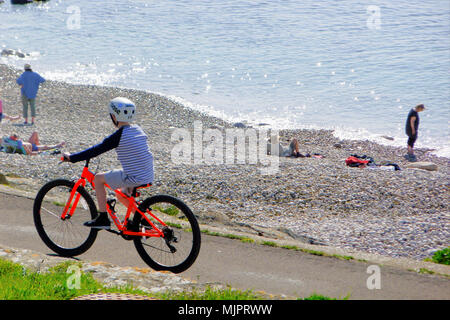 Chesil Beach, Dorset, UK, 5. Mai 2018. Chesil Beach. 5. Mai 2018. Ein Junge Zyklen durch an den Rand des Wassers an einem heißen und sonnigen Tag für Chesil Beach, Isle of Portland Credit: stuart Hartmut Ost/Alamy leben Nachrichten Stockfoto