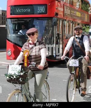 London, UK, 5. Mai 2018. Die exzentrische Tweed Zyklus durchlaufen in London an einem warmen und sonnigen 5. Mai. Die Teilnehmer trugen ihren feinsten Tweeds und Haferlschuhe mit Stil. Credit: Monica Wells/Alamy leben Nachrichten Stockfoto