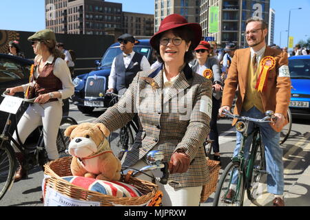 London, UK, 5. Mai 2018. Die exzentrische Tweed Zyklus durchlaufen in London an einem warmen und sonnigen 5. Mai. Die Teilnehmer trugen ihren feinsten Tweeds und Haferlschuhe mit Stil. Credit: Monica Wells/Alamy leben Nachrichten Stockfoto