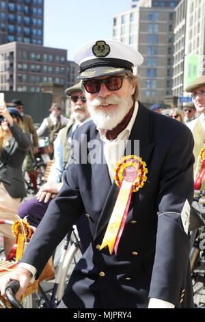 London, UK, 5. Mai 2018. Die exzentrische Tweed Zyklus durchlaufen in London an einem warmen und sonnigen 5. Mai. Die Teilnehmer trugen ihren feinsten Tweeds und Haferlschuhe mit Stil. Credit: Monica Wells/Alamy leben Nachrichten Stockfoto