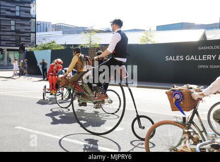 London, UK, 5. Mai 2018. Die exzentrische Tweed Zyklus durchlaufen in London an einem warmen und sonnigen 5. Mai. Die Teilnehmer trugen ihren feinsten Tweeds und Haferlschuhe mit Stil. Credit: Monica Wells/Alamy leben Nachrichten Stockfoto