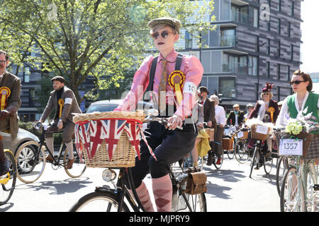 London, UK, 5. Mai 2018. Die exzentrische Tweed Zyklus durchlaufen in London an einem warmen und sonnigen 5. Mai. Die Teilnehmer trugen ihren feinsten Tweeds und Haferlschuhe mit Stil. Credit: Monica Wells/Alamy leben Nachrichten Stockfoto