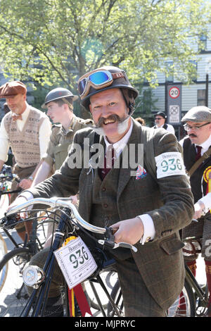 London, UK, 5. Mai 2018. Die exzentrische Tweed Zyklus durchlaufen in London an einem warmen und sonnigen 5. Mai. Die Teilnehmer trugen ihren feinsten Tweeds und Haferlschuhe mit Stil. Credit: Monica Wells/Alamy leben Nachrichten Stockfoto