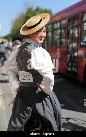 London, UK, 5. Mai 2018. Die exzentrische Tweed Zyklus durchlaufen in London an einem warmen und sonnigen 5. Mai. Die Teilnehmer trugen ihren feinsten Tweeds und Haferlschuhe mit Stil. Credit: Monica Wells/Alamy leben Nachrichten Stockfoto