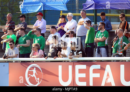 Republik Irland Fans während der 2018 UEFA U-17 Meisterschaft Gruppe C Übereinstimmung zwischen der Republik Irland und Belgien an der Loughborough University Stadium am 5. Mai 2018 in Loughborough, England. (Foto von Paul Chesterton/phcimages.com) Stockfoto