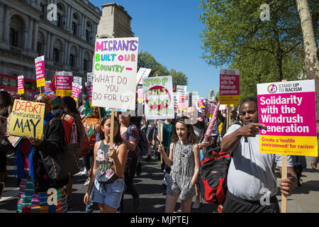 London, Großbritannien. 5 Mai, 2018. Aktivisten aus bis zu Rassismus stehen und die Anhänger der Windrush generation März von Downing Street das Home Office für die Verschrottung der 2014 Zuwanderungsgesetz zu nennen. Credit: Mark Kerrison/Alamy leben Nachrichten Stockfoto