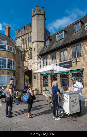 Wells, Somerset, UK, 5. Mai 2018. UK Wetter - Menschen Warteschlange ein traditionelles Eis außerhalb der Gründen der Wells Cathedral an einem heißen May Bank Holiday Wochenende in Somerset zu kaufen. Credit: Terry Mathews/Alamy Live News Credit: Terry Mathews/Alamy leben Nachrichten Stockfoto