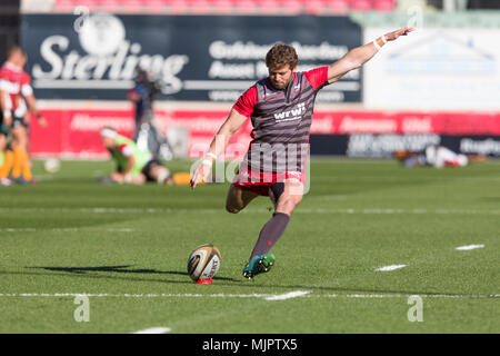 Scarlets Verteidiger Leigh Halfpenny Praktiken seine tretende vor einem Spiel Stockfoto