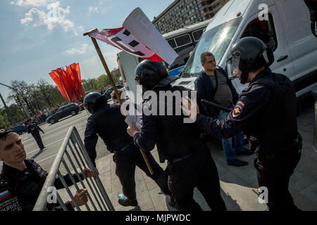 Moskau, Russland. 5 Mai, 2018. Russische Polizisten halten Fahne während einer liberalen Opposition Rallye organisiert durch den Oppositionsführer Alexei Nawalny, vor der offiziellen Amtseinführung von Präsident Putin in Moskau Stockfoto