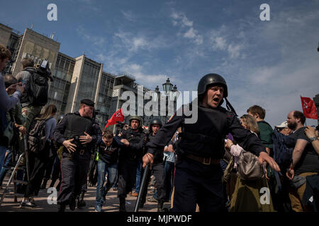 Moskau, Russland. 5 Mai, 2018. Russische Polizisten Haftbefehl ein Teilnehmer eines unbefugten Opposition Rallye organisiert durch den Oppositionsführer Alexei Nawalny, vor der offiziellen Amtseinführung von Präsident Putin in Moskau, Russland Stockfoto