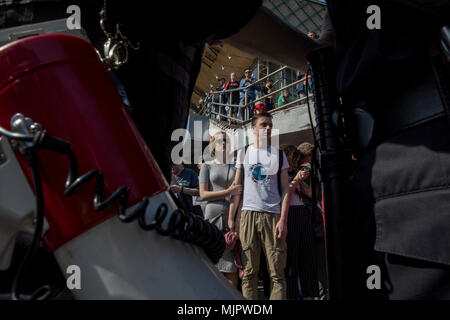 Moskau, Russland. 5 Mai, 2018. Die Teilnehmer des liberalen Opposition Rallye organisiert durch den Oppositionsführer Alexei Nawalny, vor der offiziellen Amtseinführung von Präsident Putin in Moskau Stockfoto