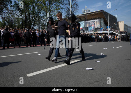 Moskau, Russland. 5 Mai, 2018. Russische Polizisten Haftbefehl ein Teilnehmer eines unbefugten Opposition Rallye organisiert durch den Oppositionsführer Alexei Nawalny, vor der offiziellen Amtseinführung von Präsident Putin in Moskau, Russland Stockfoto