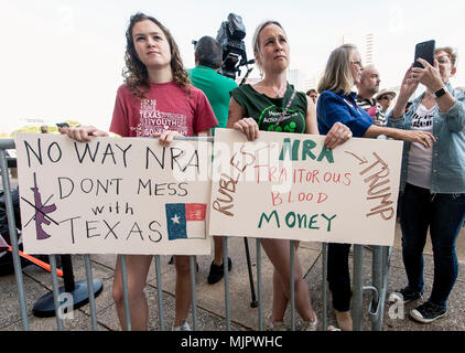 Dallas, Texas, USA. 05 Mai, 2018. Menschen Rallye außerhalb Dallas City Hall während eines von mehreren Protesten die während der jährlichen Versammlung der NRB. Credit: Brian Cahn/ZUMA Draht/Alamy leben Nachrichten Stockfoto