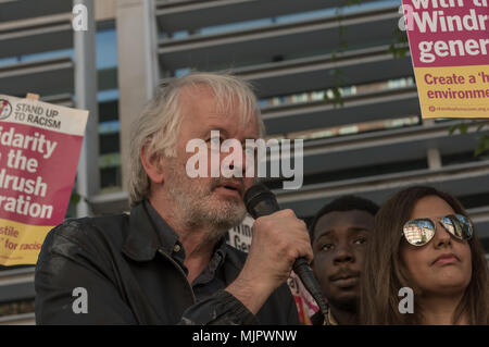 London, Großbritannien. 5. Mai 2018. Steve Hart, vereinigt Euch gegen den Faschismus spricht an der Protest außerhalb des Home Office für Theresa's Mai 2014 rassistische Zuwanderungsgesetz aufgehoben und ein sofortiges Ende der Deportation und Inhaftierung von Commonwealth citizens, mit denen bereits abgeschoben nach Großbritannien gekauft werden. Es sollte ein Ende der "feindlichen Umwelt" werden für alle Kreditkarten: Peter Marschall/Alamy leben Nachrichten Stockfoto