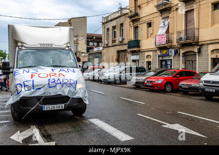 Barcelona, Katalonien, Spanien. 5 Mai, 2018. Das Fahrzeug mit den Habseligkeiten von Sandra und Jesus ist mit einem Banner mit dem Text "Wir aus der Nachbarschaft'' ausgewiesen sind. Organisiert von der Vereinigung der Nachbarschaft Verbände von Barcelona (FVAB), eine Gruppe von Menschen in Solidarität zusammen in beweglichen Sandra und Jesus home zu einem neuen Ort. Sie Nachbarn sind der Alten Industriegebiet von Pueblo Nuevo (Barcelona) und Sie leiden immobiliary Druck. Ihre Wohnung hat durch einen Fonds, die nicht beabsichtigen, den Mietvertrag, die Sie gezwungen hat, zu erneuern gekauft. Stockfoto